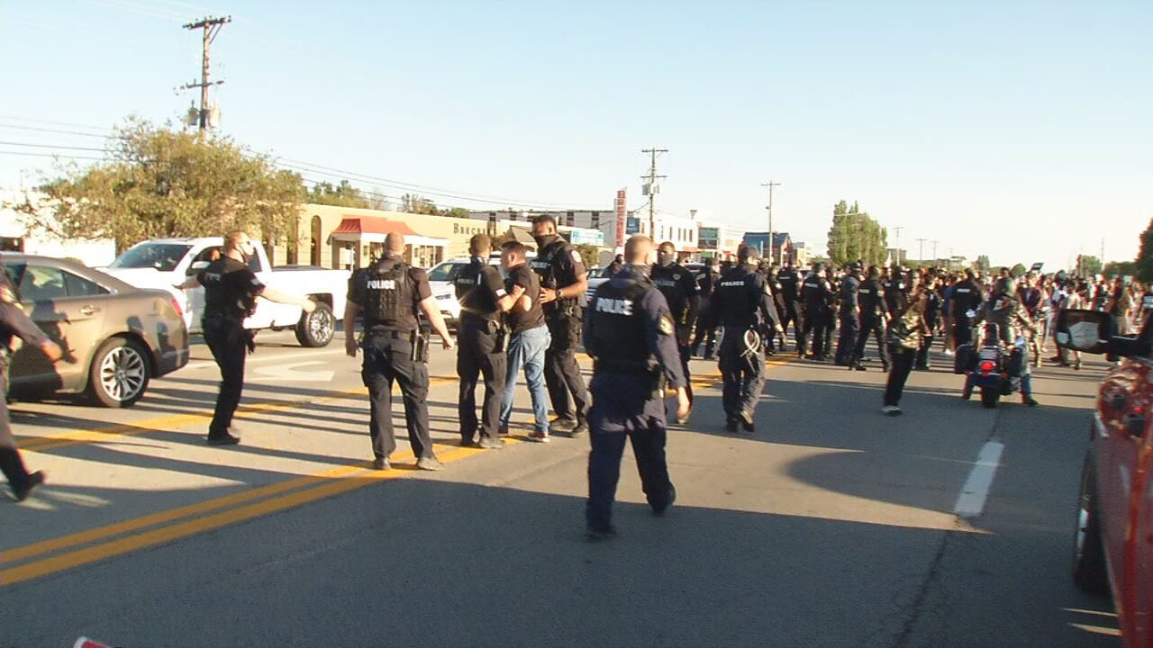 LMPD officers respond to march down Hurstbourne Parkway on 9/18/20